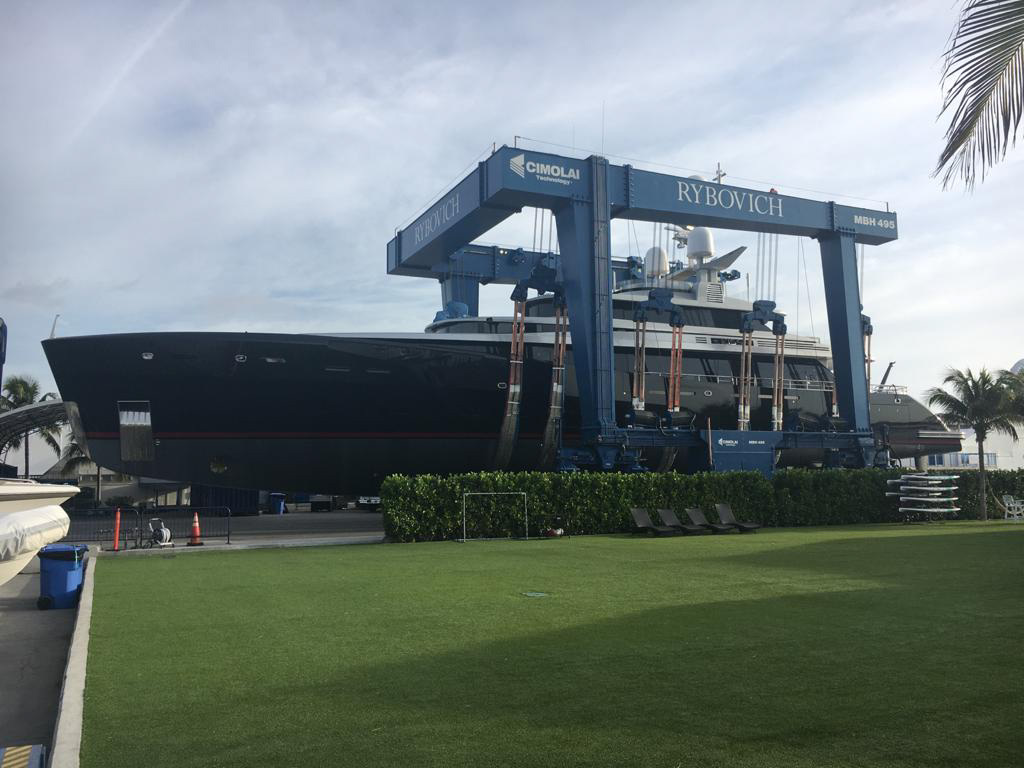 Large yacht travel lift